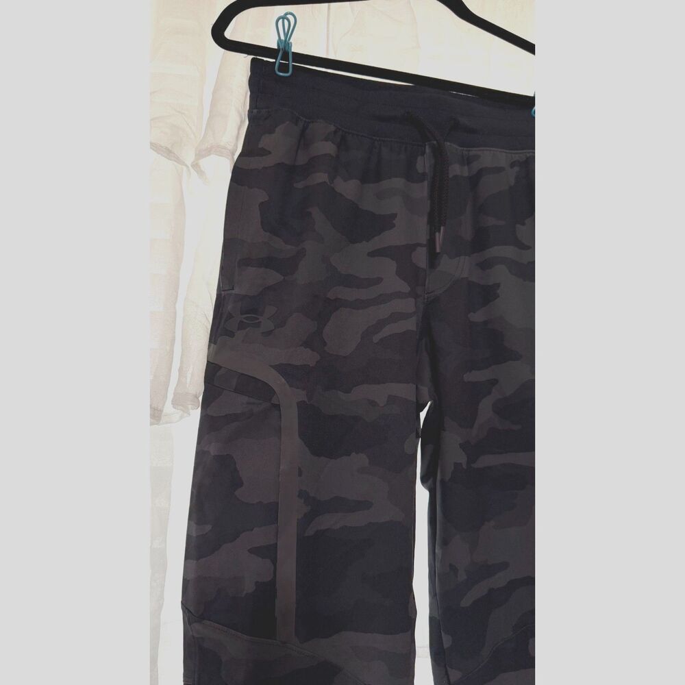 Under Armour Men's Black Camo Athletic Jogger Pants – Size Medium